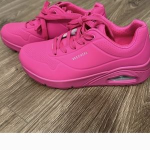 Sketchers Neon pink sneaker
